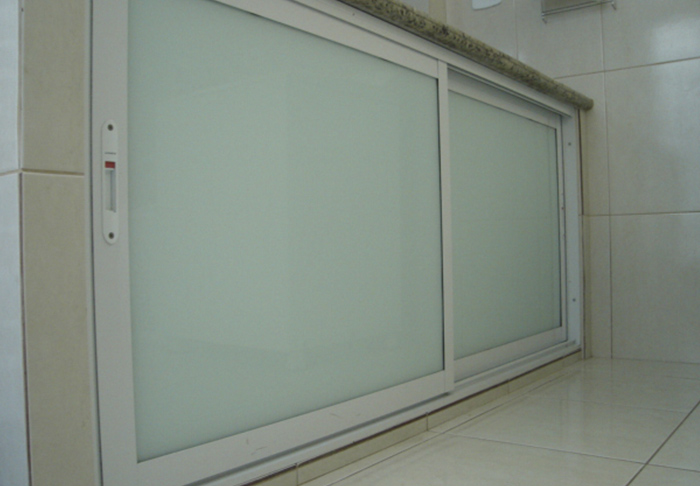 abrigo-para-pia-em-vidro aluminio-branco-com-vidro-pintado